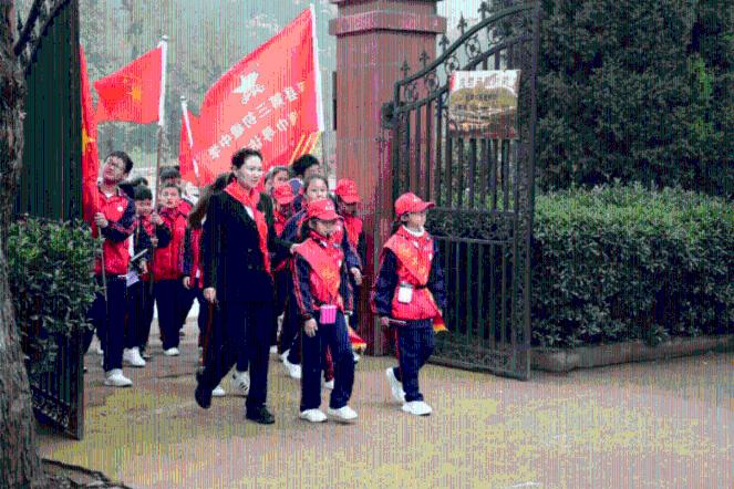杯子里没有一个勺子的英语否定句怎么写？游戏画面